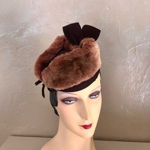 CHIC 1940s' CHOCOLATE BROWN FELT HAT WITH LAMB FUR TRIM AND FELT BOWS